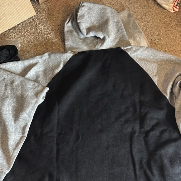 Homme Femme Teary Eye Graphic Hoodie - Black and Gray with Blue and Pink Accents - Picture 4 of 5